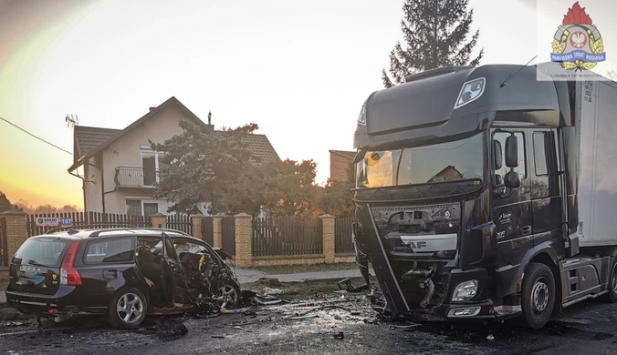 Zderzenie samochodu z ciężarówką. Nie żyje kobieta i dwuletnie dziecko