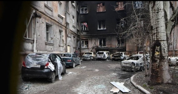 Miasto zrównane z ziemią. Potężna eksplozja niszcząca wieżowiec, kłęby dymu, zgliszcza osiedli. Dron uwiecznił przerażający widok na Mariupol w południowo wschodniej Ukrainie. Miasto od początku inwazji jest pod intensywnym atakiem wojsk rosyjskich. Od 24 lutego zginęło tam ponad 2,5 tys. mieszkańców.