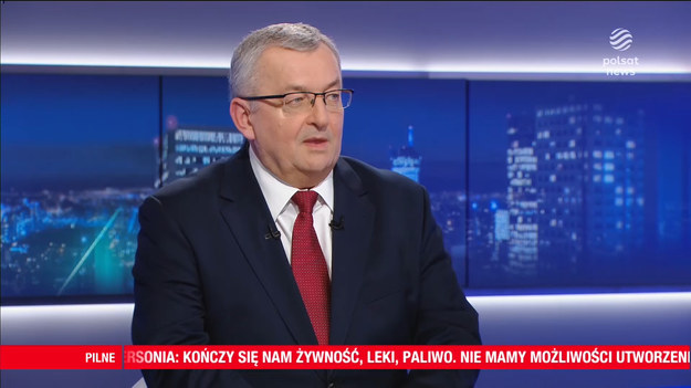 Minister infrastruktury Andrzej Adamczyk powiedział, że uchodźcom udostępniono 300 pociągów "okazjonalnych". - To pozwoliło nam przewieźć w głąb Polski, ale też innych państw ponad 100 tys. uchodźców. W sumie koleją w ostatnim czasie przewieźliśmy ponad 200 tys. uchodźców - powiedział.Jak dodał, osoby z Ukrainy są przewożone także do Czech oraz do Niemiec. Odbywa się to we współpracy z niemieckimi i czeskimi przewoźnikami.Dopytywany o pomoc innych krajów w transporcie Ukraińców do wybranych kierunków minister powiedział, że odbyło się spotkanie z jego odpowiednikami z Niemiec, Czech, Austrii oraz Francji, a także z unijną komisarz ds. transportu Adiną Vălean. - Jest już tego efekt. Austria deklaruje nam wagony, możemy je zestawiać w kolejne pociągi - powiedział. Jak dodał, padły też takie deklaracje ze strony Francji. - Ale czekamy przede wszystkim na to, że będziemy się mogli spotkać na nadzwyczajnym posiedzeniu rady ministrów transportu UE - dodał w rozmowie z Bogdanem Rymanowskim.Fragment programu "Gość Wydarzeń", emitowanego na antenie Polsat News. 