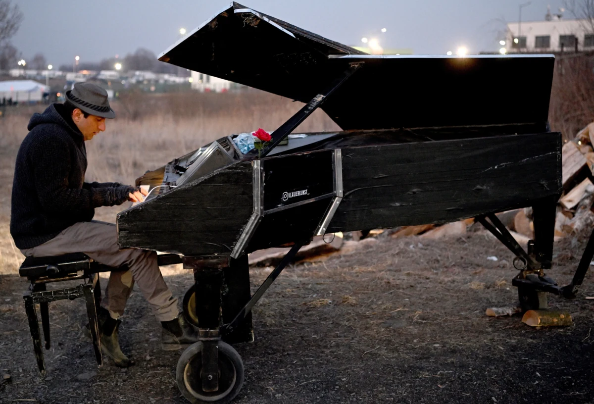 Davide Martello - podróżujący po świecie uliczny pianista z Niemiec znany w sieci jako Klavierkunst - od kilku dni przebywa w Polsce. Gra dla uchodźców z Ukrainy, którzy przekraczają polską granicę w Medyce. "To mój obowiązek i zaszczyt" - stwierdził. 