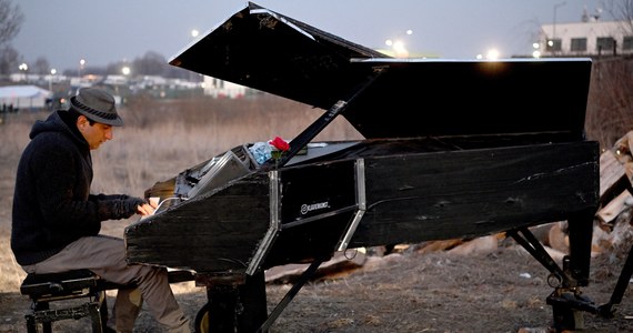 Davide Martello - podróżujący po świecie uliczny pianista z Niemiec znany w sieci jako Klavierkunst - od kilku dni przebywa w Polsce. Gra dla uchodźców z Ukrainy, którzy przekraczają polską granicę w Medyce. "To mój obowiązek i zaszczyt" - stwierdził. 