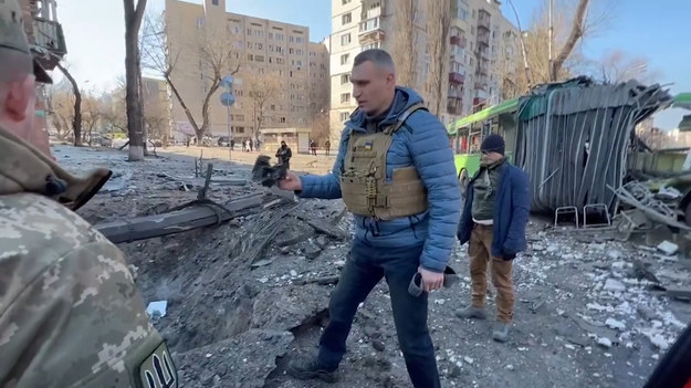 Dramatyczny moment, w którym pocisk spadł w pobliżu pieszych w Kijowie na Ukrainie.Nagranie z kamery CCTV z 14 marca pokazuje mężczyznę z laską, który wychodzi na spacer i patrzy w niebo zaledwie kilka sekund przed tym, jak pocisk uderzył w miejsce obok niego i eksplodował. Mieszkańców spacerujących po okolicy widziano uciekających ze strachu z miejsca wybuchu. Nie jest jasne, czy w wyniku wybuchu doszło do obrażeń lub ofiar.W wyniku ostrzału tego samego dnia został również trafiony kompleks mieszkaniowy w północnym Kijowie, w wyniku czego co najmniej jedna osoba zginęła, a kilkanaście innych zostało rannych.Burmistrz Kijowa Witalij Kliczko powiedział: „Rosyjska propaganda… "wyjaśnia", że ​​celują tylko w siły zbrojne. Dziś mamy zdjęcia budynków, w których mieszkali bardzo spokojni ludzie, zostały one zniszczone”.