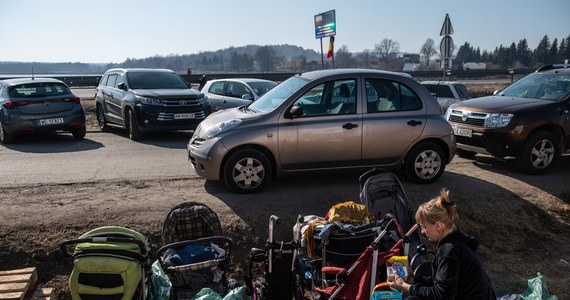 Weryfikujemy wszystkie sygnały, dzwonimy do szpitali, gdzie rzekomo miało dojść do sytuacji, że pacjent z Ukrainy był przyjęty szybciej niż obywatel Polski. Ani jeden przypadek się nie potwierdził – powiedział minister zdrowia Adam Niedzielski w wywiadzie opublikowanym we wtorek w "Fakcie".