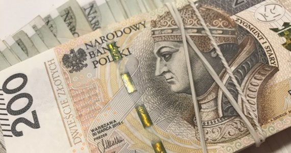 Złoty odrobił już połowę strat poniesionych od rozpoczęcia rosyjskiej inwazji na Ukrainę. Euro kosztuje we wtorek rano 4,75 zł. To 25 groszy poniżej niedawnego maksimum. 