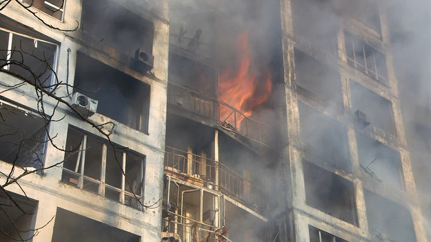 Seria rosyjskich ataków rakietowych uderzyła w dzielnicę mieszkaniową stolicy Ukrainy, powodując ogromny pożar i ciężką akcję ratunkową w 15-piętrowym budynku mieszkalnym w Kijowie.