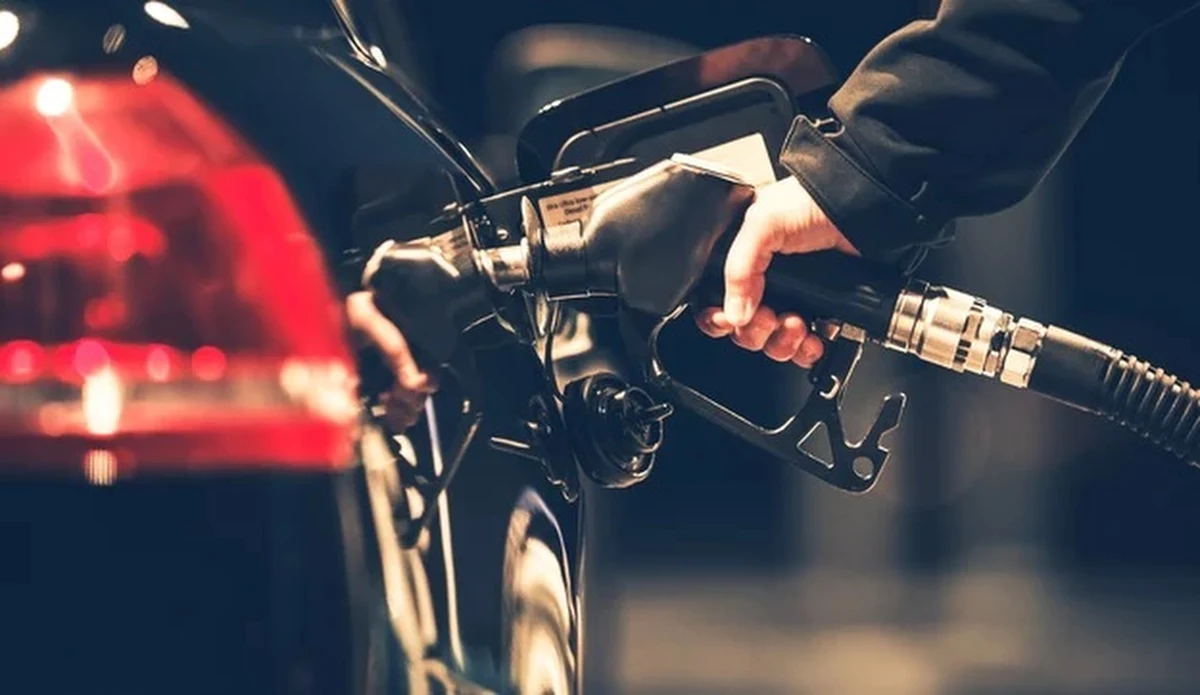 Poniżej 100 dolarów za baryłkę ropy w Nowym Jorku - to najnowsze notowania. Widzimy coraz wyraźniejsze uspokojenie na rynku ropy naftowej. Wczoraj o tej porze zapowiadaliśmy, że trzeba spodziewać się obniżek cen na stacjach benzynowych i one nastąpiły.