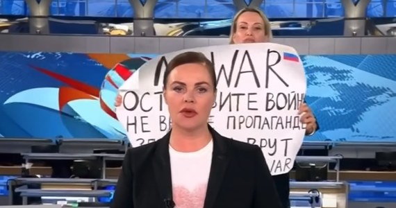 Rosyjska dziennikarka Marina Owsiannikowa podczas programu na żywo w państwowej telewizji zaprotestowała przeciwko wojnie. ​Została zatrzymana, a adwokaci przez wiele godzin nie mogli jej odnaleźć. Dzisiaj dziennikarka napisała, że jest w areszcie domowym. 