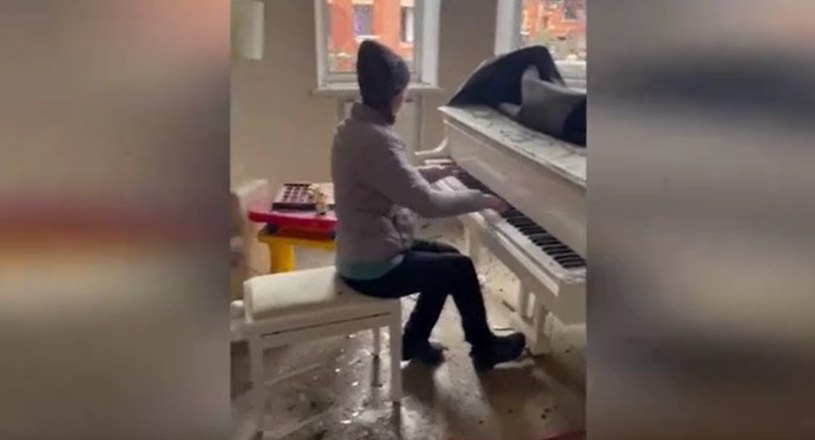 W sieci pojawiło się wzruszające nagranie ze zbombardowanej Białej Cerkwi. Widać na nim pianistkę, która żegna się ze swoim zniszczonym mieszkaniem, po raz ostatni grając na ukochanym instrumencie. 