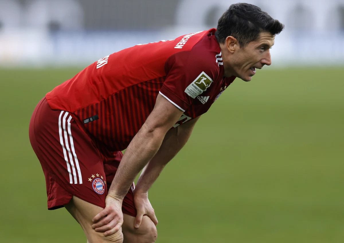 Robert Lewandowski nie dokończył wtorkowego treningu Bayernu Monachium. Kapitan reprezentacji Polski przedwcześnie opuścił boisko z powodu urazu kolana. Nie wiadomo, jak poważna jest kontuzja.