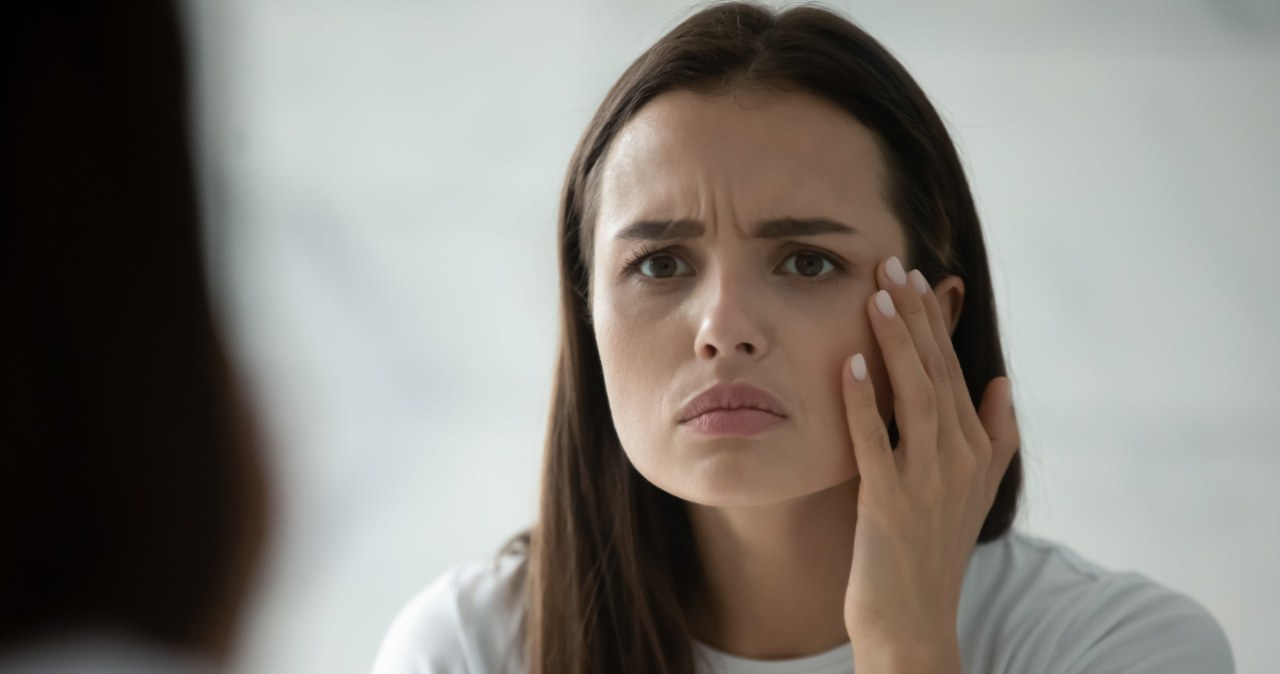 Niewyspanie powoduje przedwczesne starzenie się twarzy. Te siedem oznak widać od razu