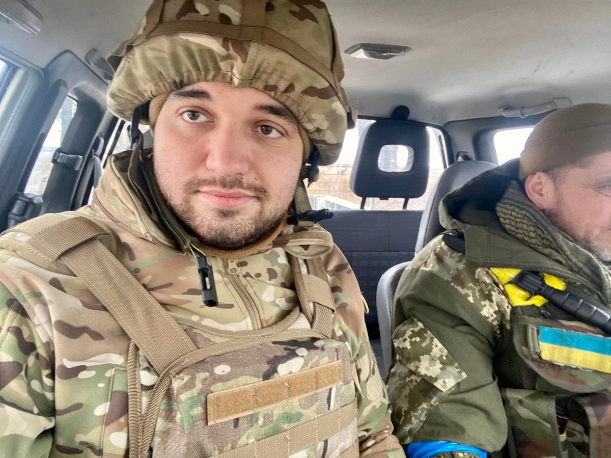 "Tyle razy słyszałem jedno, powtarzane jak mantra zdanie: Dajcie nam czyste niebo, a pokonamy Rosjan. Pytałem: dlaczego? Tłumaczyli: bo na lądzie wygrywamy, tylko nie jesteśmy w stanie zrobić nic, jeżeli cały czas bombardują nas samoloty" - mówił w Popołudniowej rozmowie w RMF FM Mateusz Lachowski, dziennikarz i dokumentalista akredytowany przy ukraińskiej armii. "Tutaj nikt nie mówi o tym, że wojna skończy się za tydzień. Oni sobie zdają sprawę z tego, że świat ich zostawił - często to mówią. Polska daje im wsparcie - to tyle" - dodał. 