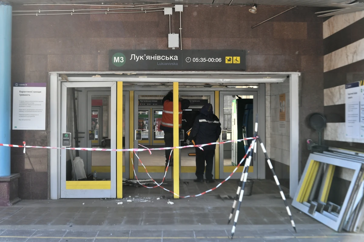 To stosunkowo dziwne pytanie. (...) To że kraje członkowskie podejmują inicjatywę, nie oznacza, że szefowa KE powinna dołączać. (...) Szefowa KE ma swoje własne kanały komunikacyjne z prezydentem (Wołodymyrem) Zełenskim" - powiedział rzecznik KE Eric Mamer pytany, dlaczego Ursula von der Leyen nie pojechała z premierami Polski, Czech i Słowenii do Kijowa.