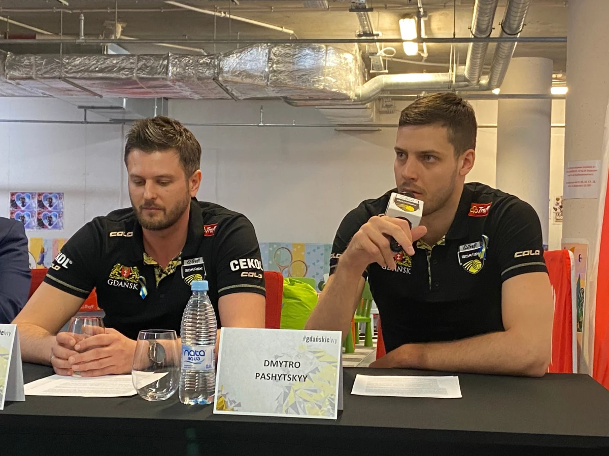 Dmytro Paszycki jest zawodnikiem Zenit Sankt Petersburg. Władze rosyjskiego klubu zaproponowały siatkarzowi półroczny urlop. Ten jednak nie zamierza wracać do Rosji. 2 marca opuścił klub.
