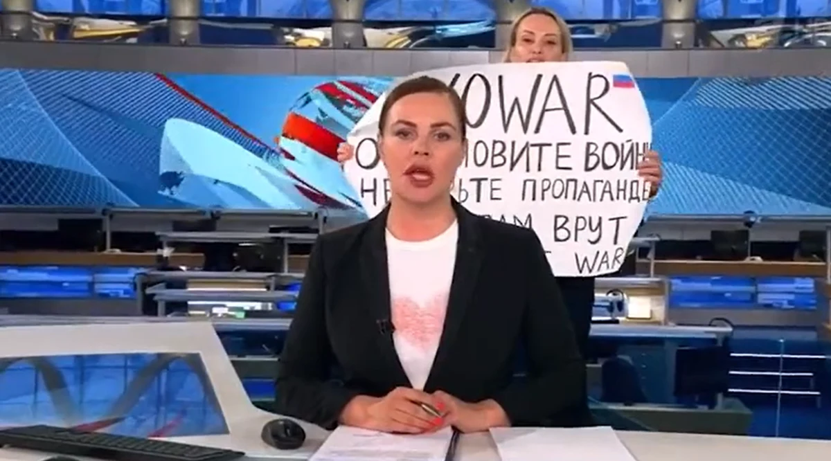 Francja jest gotowa udzielić azylu politycznego rosyjskiej dziennikarce Marinie Owsiannikowej, która zaprotestowała przeciwko wojnie w Ukrainie na antenie telewizji Kanał 1. Ogłosił to prezydent Emmanuel Macron. Zapowiedział, że będzie rozmawiał o tym z Wladimirem Putinem.