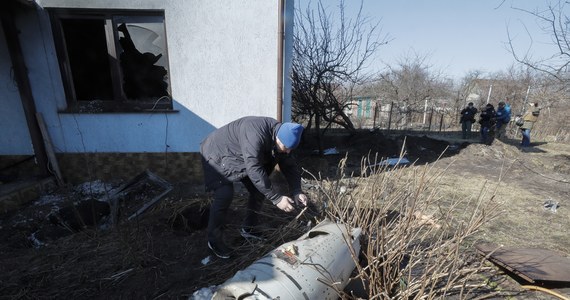 Wtorek 15 marca jest 20. dniem inwazji Rosji na Ukrainę. Od dzisiejszego wieczora do czwartku rano w Kijowie będzie obowiązywała godzina policyjna. Tymczasem dwaj ukraińscy generałowie odpowiedzialni za obronę ukraińskiej stolicy powiedzieli BBC, że ukształtowanie terenu, na którym zlokalizowane jest to miasto, może w znaczący sposób utrudnić działania putinowskiej armii. 