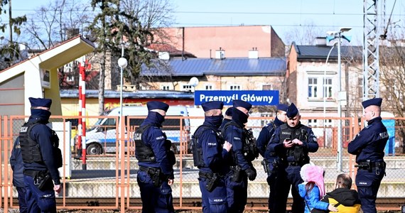 Policjant z Wrocławia pomógł rannej Ukraince, którą spotkał na przejściu granicznym. Jej dom został zburzony po ataku Rosjan, a ona sama ewakuowana do Polski, gdzie nie znała nikogo. Funkcjonariusz przyjął ją pod swój dach.

