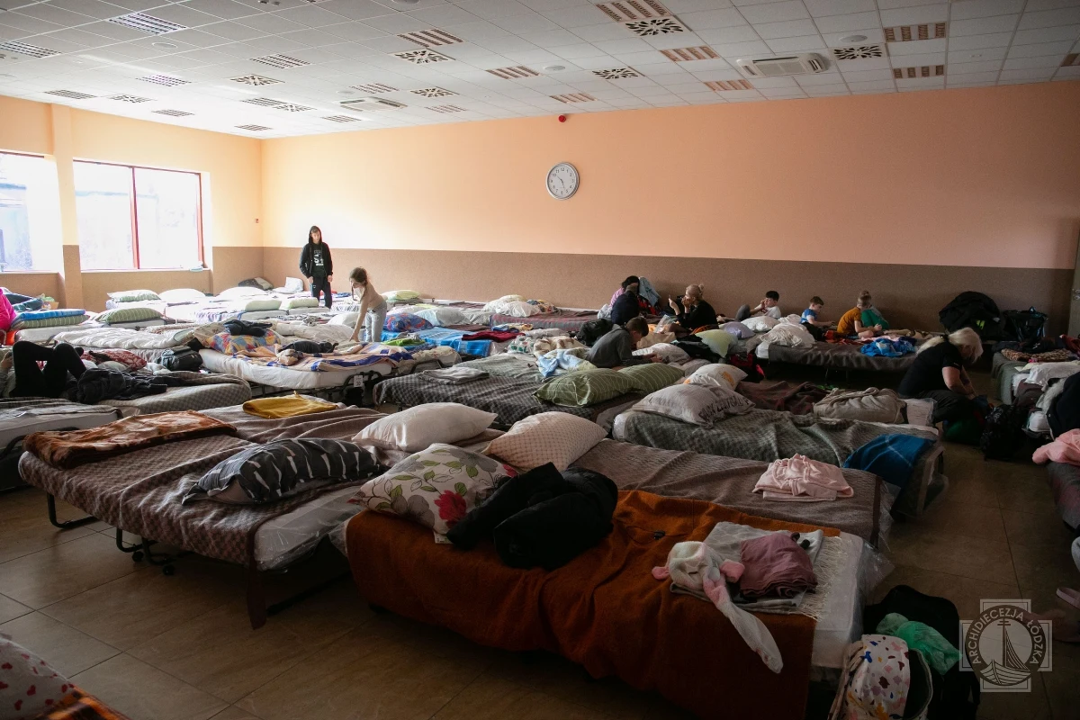 W Łodzi powstał drugi – po Łódzkim Domu Kultury – punkt recepcyjny dla przybywających z Ukrainy uchodźców. Działa on w należącym do kurii Centrum Służby Rodzinie przy ul. Broniewskiego. Tymczasowe schronienie znajdzie w nim 150 osób – poinformowała archidiecezja łódzka.