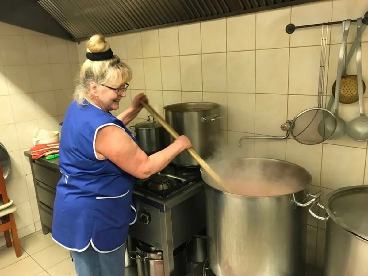 800 litrów zup dla uchodźców z Ukrainy gotuje się każdego dnia w kuchni Fundacji Antoni we Wrocławiu. Działa ona w klasztorze oo. Franciszkanów przy alei Jana Kasprowicza.