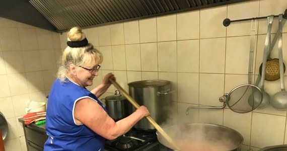 800 litrów zup dla uchodźców z Ukrainy gotuje się każdego dnia w kuchni Fundacji Antoni we Wrocławiu. Działa ona w klasztorze oo. Franciszkanów przy alei Jana Kasprowicza.