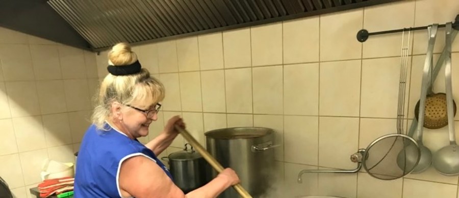 800 litrów zup dla uchodźców z Ukrainy gotuje się każdego dnia w kuchni Fundacji Antoni we Wrocławiu. Działa ona w klasztorze oo. Franciszkanów przy alei Jana Kasprowicza.