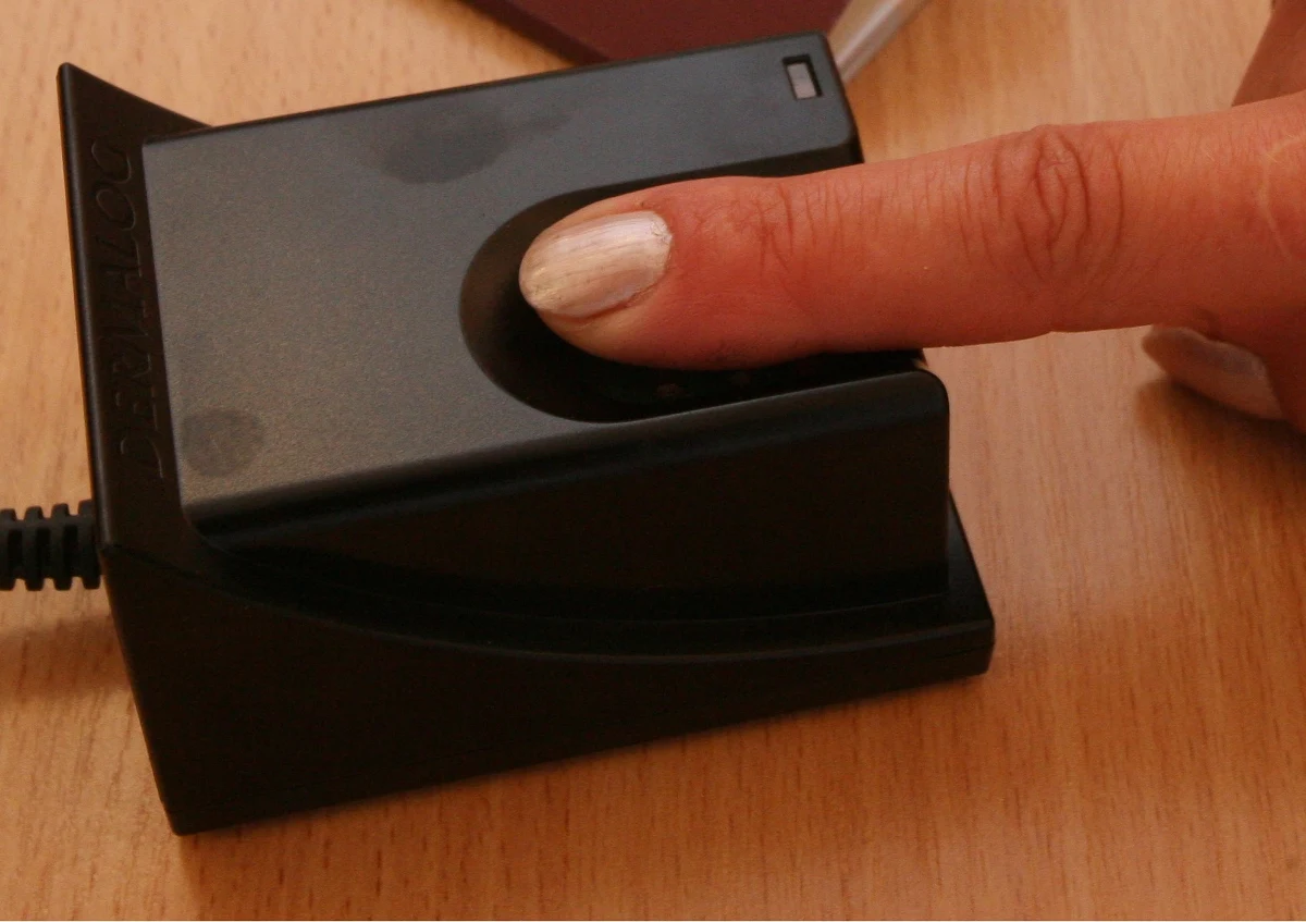 W środę miały w polskich miastach ruszyć dodatkowe punkty rejestracji uchodźców z Ukrainy. Miały, bo do ich działania niezbędne są czytniki linii papilarnych, a te dotrą do samorządów dopiero za kilka dni. Chodzi o cztery tysiące takich urządzeń. Wiceminister spraw zagranicznych zapewnia, że od jutra Ukraińcy będą mogli rejestrować się w urzędach.