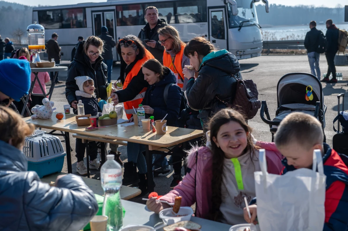 Od początku kryzysu na Ukrainie już prawie milion uchodźców wjechało do Polski przez podkarpackie przejścia graniczne - podał we wtorek rzecznik prasowy Bieszczadzkiego Oddziału Straży Granicznej w Przemyślu ppor. Piotr Zakielarz.

