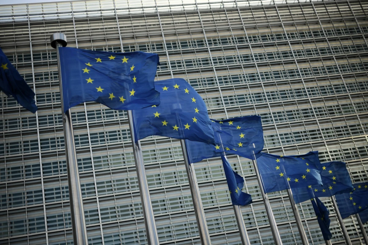 Unia Europejska nałożyła sankcje na kolejnych 15 osób i 9 podmiotów w związku z wywołaną przez Rosję wojną w Ukrainie. Na liście znaleźli się m.in. czołowi oligarchowie Roman Abramowicz i German Chan oraz inni prominentni biznesmeni działający w kluczowych sektorach gospodarki.