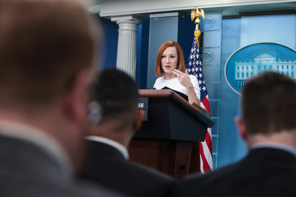 Biały Dom zauważa, że Rosja objęła sankcjami nieżyjącego od 20 lat ojca Joe Bidena. "Niech spoczywa w pokoju" - powiedziała na konferencji prasowej rzeczniczka Białego Domu Jen Psaki.