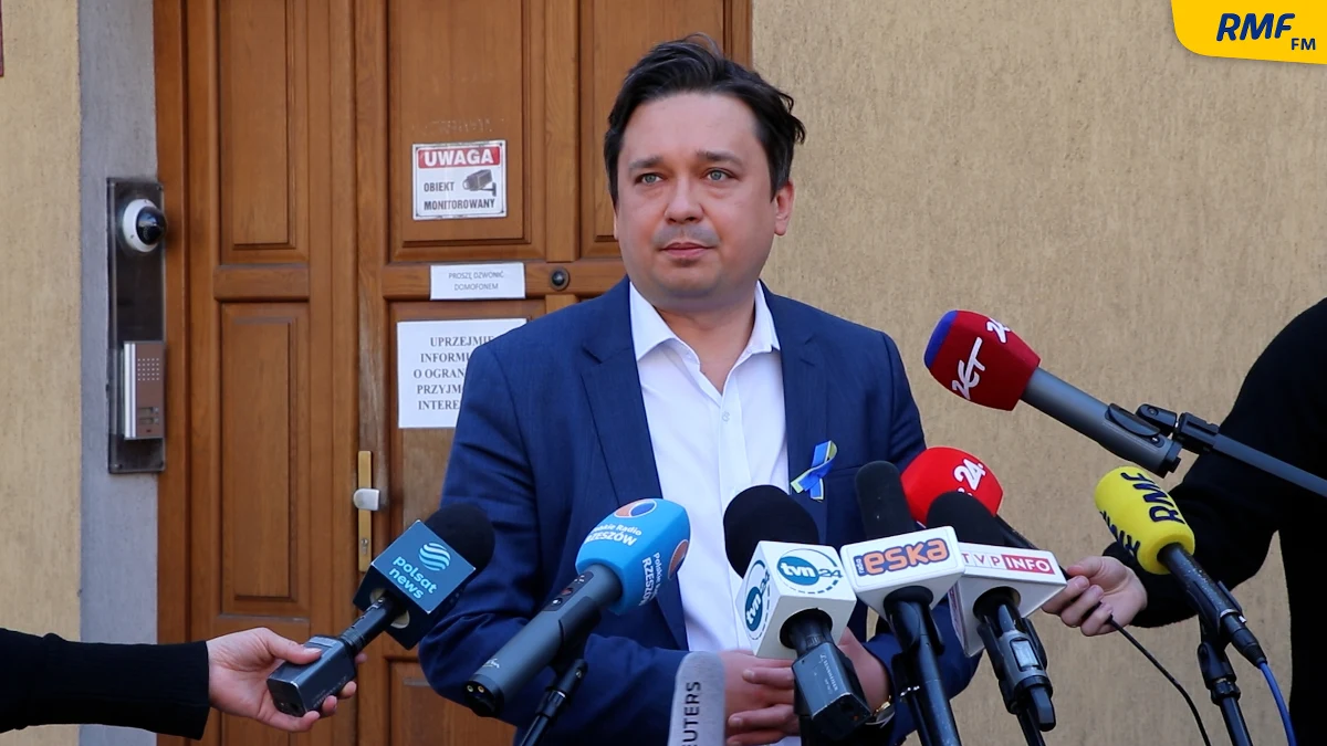 "Stoimy przed potrzebą uporządkowania strumienia pomocy, strumienia dobrego serca” – mówił w Przemyślu Rzecznik Praw Obywatelskich Marcin Wiącek, odnosząc się do wsparcia dla uchodźców z Ukrainy. "Istnieje potrzeba, aby zaaktywizować struktury państwowe w taki sposób, aby rzeczywiście doszło do uporządkowania tej pomocy, z którą mamy do czynienia” – podkreślił.