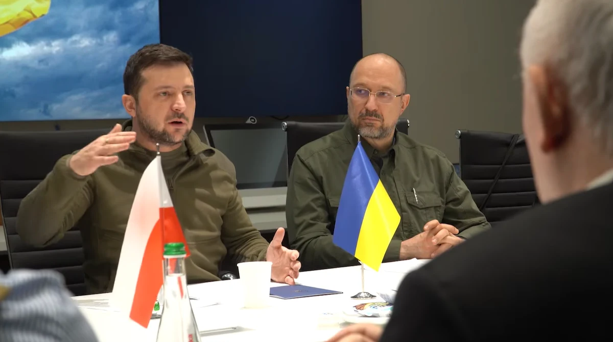 ​Prezydent Wołodymyr Zełenski podziękował we wtorek premierom Polski, Czech i Słowenii za wizytę w Kijowie i wsparcie dla Ukrainy. "Jestem przekonany, że z takimi przyjaciółmi, z takimi krajami, sąsiadami, partnerami rzeczywiście damy radę i zwyciężymy" - podkreślił ukraiński przywódca. Premier Mateusz Morawiecki z kolei podkreślił, że "inwazja musi się skończyć", a wicepremier Jarosław Kaczyński zaapelował o misję pokojową NATO. 