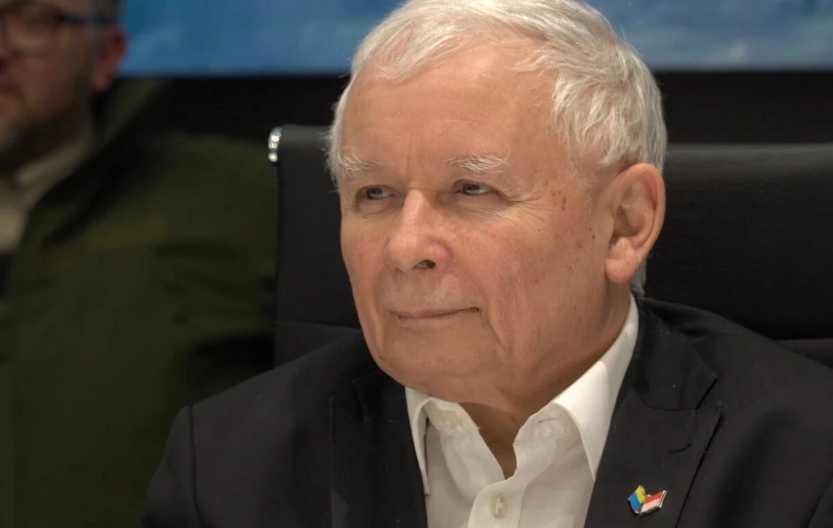 ​Na Ukrainie potrzebna jest misja pokojowa NATO lub szerszego układu międzynarodowego - powiedział wicepremier Jarosław Kaczyński po spotkaniu w Kijowie z prezydentem Ukrainy Wołodymyrem Zełenskim. Podkreślił, że Ukraina potrzebuje nie tylko solidarności i uznania, ale czynów i odwagi społeczności międzynarodowej.