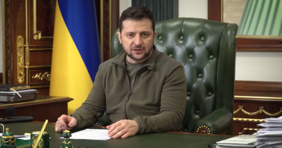 ​Prezydent Ukrainy Wołodymyr Zełenski wezwał w nocy z wtorku na środę państwa partnerskie Ukrainy do odwiedzenia Kijowa. "Każdy kto jest z nami, otrzyma wdzięczność" - mówił w filmie opublikowanym w mediach społecznościowych. 