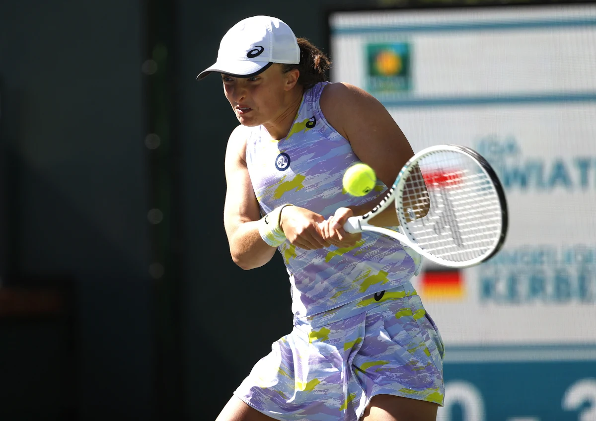 Rozstawiona z numerem trzecim Iga Świątek wygrała z Niemką polskiego pochodzenia Angelique Kerber (nr 15.) 4:6, 6:2, 6:3 w 1/8 finału tenisowego turnieju WTA na twardych kortach w Indian Wells (pula 8,37 mln dolarów).