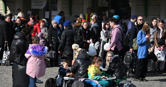 Urzędy rozpoczynają dziś przyjmowanie wniosków o nadanie obywatelom Ukrainy numeru PESEL. Rozwiązanie umożliwi uchodźcom, którzy opuścili Ukrainę w związku z rosyjską inwazją, korzystanie z pomocy socjalnej, medycznej oraz z systemu edukacji.