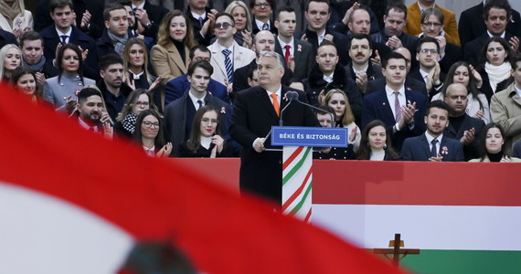 "Nie pozwolimy na to. Nie pozwolimy, żeby lewica wciągnęła Węgry w tę wojnę. Nie pozwolimy, by lewica uczyniła wojskowy cel z Węgier oraz z Węgrów żyjących w kraju i poza jego granicami" - mówił we wtorek premier Węgier Viktor Orban w przemówieniu z okazji święta narodowego.