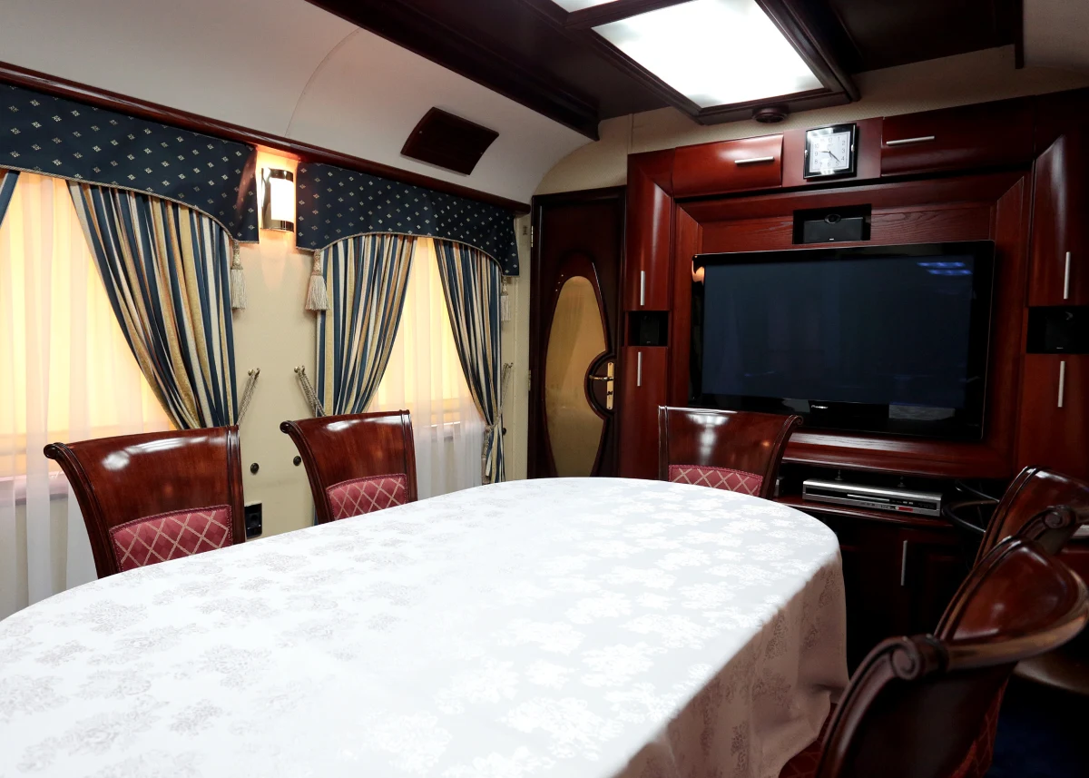 W Kijowie odbyło się spotkanie delegacji Rady Europejskiej z prezydentem i premierem Ukrainy. Mateusz Morawiecki, Jarosław Kaczyński, Petr Fiala i Janez Janša do ukraińskiej stolicy udali się pociągiem.  „To prawdziwy hotel na kółkach, wyposażony w kuchnię, duży hol i przestronny przedział sypialny” – czytamy na stronie internetowej ukraińskich kolei. Spółka publikuje także zdjęcia wnętrza składu.