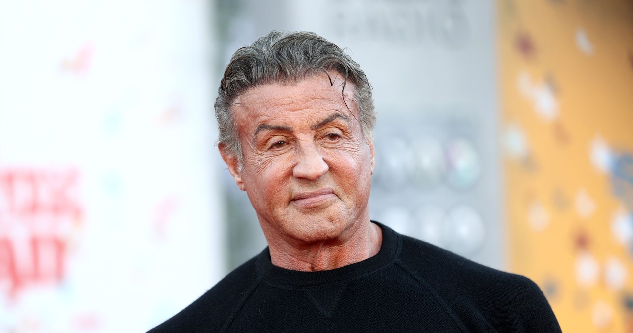 Sylvester Stallone, który zasłynął rolami Rocky'ego i Rambo, niedawno sprzedał swoją rezydencję w Beverly Park brytyjskiej piosenkarce Adele za 58 milionów dolarów. Teraz uszczknął co nieco z tej kwoty, by nabyć dom w Hidden Hills, innej enklawie bogaczy, niedaleko Los Angeles.