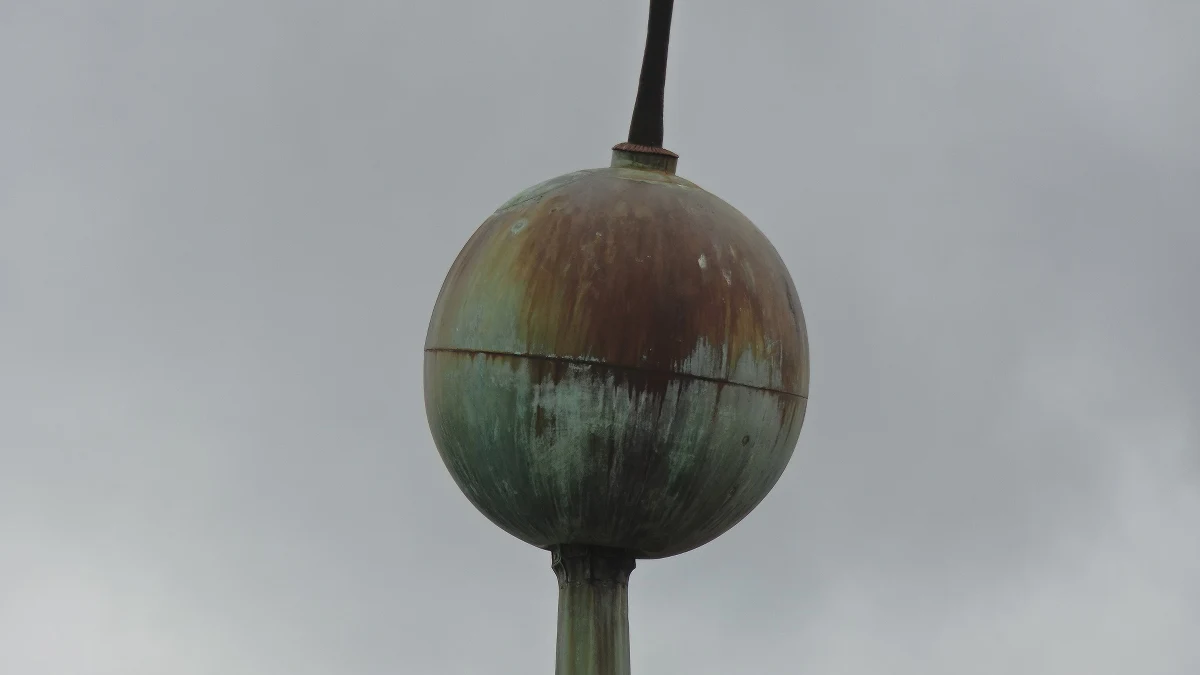 Do godzin popołudniowych zamknięte będzie główne wejście do olsztyńskiego ratusza. Wszystko przez prace przy demontażu iglicy z wieży, która została uszkodzona w czasie ostatnich wichur.