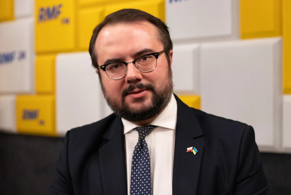 "Trudno się z tym nie zgodzić" - tak wiceszef MSZ Paweł Jabłoński skomentował w Porannej rozmowie w RMF FM informację, że Senat USA jednogłośnie uznał Putina za zbrodniarza wojennego. "To, co Putin robi od 3 tygodni w Ukrainie - ataki na cele cywilne - to nie jest nic przypadkowego, to świadoma taktyka - Rosja zaczęła bombardować cele cywilne z pełną świadomością" - podkreślał gość Roberta Mazurka. 