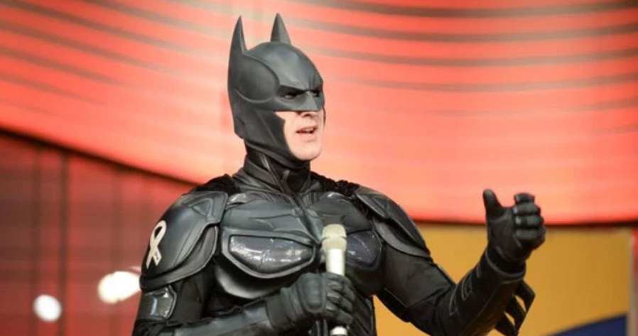 Nowy "Batman", wyreżyserowany przez Matta Reevesa, zarobił już w kinach na całym świecie blisko pół miliarda dolarów. Widzowie szturmują kina, tymczasem do Krakowa przyleciał właśnie Człowiek-Nietoperz, by dać radość i nadzieję ukraińskim dzieciom.