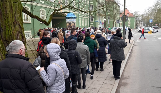 Kolejki uchodźców przed urzędami. Czekają na nadanie numeru PESEL