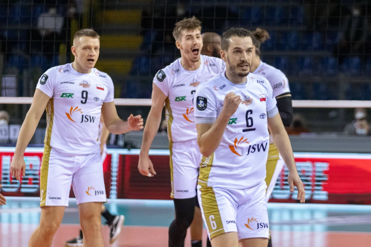 Siatkarze Jastrzębskiego Węgla powalczą wieczorem o awans do półfinału Ligi Mistrzów. Po wyjazdowym zwycięstwie nad Cucine Lube Civitanova szanse są duże, ale rywale są bardzo groźni. Przed trudnym zadaniem staną siatkarki Developresu Rzeszów, które zmierzą się na wyjeździe z VakifBankiem Stambuł. U siebie sensacyjnie wygrały 3:2.