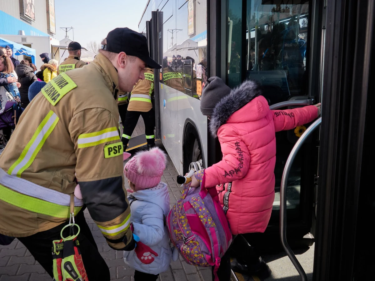 Blisko 500 strażaków PSP i OSP z Podkarpacia każdej doby pomaga uchodźcom z Ukrainy. Pomagamy w punktach granicznych, recepcyjnych oraz w transporcie w bezpieczne miejsca - z tej możliwości skorzystało już setki tysięcy osób - mówi rzecznik prasowy podkarpackiego komendanta PSP bryg. Marcin Betleja.

