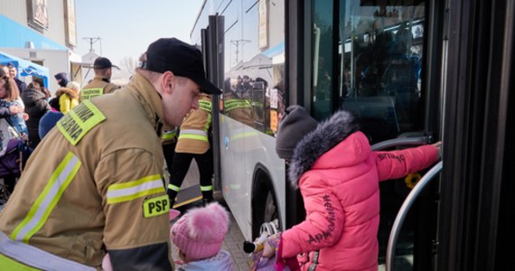 Blisko 500 strażaków PSP i OSP z Podkarpacia każdej doby pomaga uchodźcom z Ukrainy. Pomagamy w punktach granicznych, recepcyjnych oraz w transporcie w bezpieczne miejsca - z tej możliwości skorzystało już setki tysięcy osób - mówi rzecznik prasowy podkarpackiego komendanta PSP bryg. Marcin Betleja.

