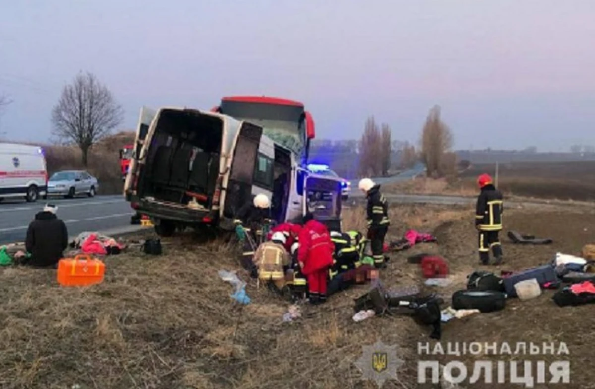 Do tragicznego wypadku doszło w środę w zachodniej Ukrainie. Siedem osób zginęło, a dziewięć odniosło obrażenia w zderzeniu mikrobusu wiozącego przesiedleńców z autobusem.