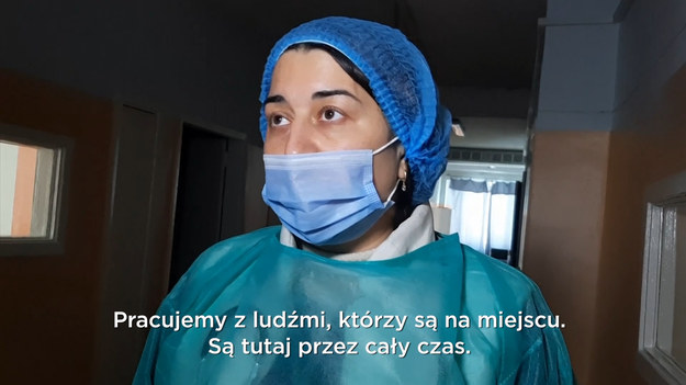 W czasie, gdy ukraińskie wojska walczą z Rosjanami, w kraju trwa jeszcze jedna bitwa. W ekstremalnych warunkach lekarze z charkowskiego szpitala ratują życie chorych na COVID-19. Brak personelu i zagrożenie bombardowaniem to ich największe problemy.
Charkowski szpital był przed wojną główną placówką do walki z COVID-19 w regionie. Największa obawa dotyczy przede wszystkim pacjentów na intensywnej terapii. Lekarze robią co mogą, żeby zabezpieczyć butle z tlenem i sprzęt, który podtrzymuje ich przy życiu. Pomagajmy Ukrainie - Ty też możesz pomóc!  Zobacz, jak?
