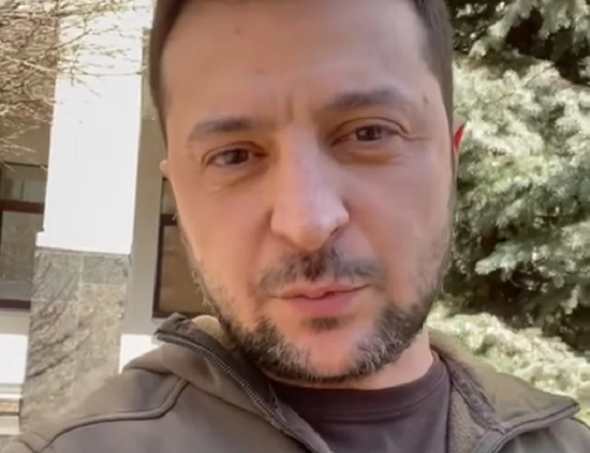 W wyniku hakerskiego ataku w telewizji Ukraina-24 wyemitowano na pasku informację o tym, jakoby Wołodymyr Zełenski ogłosił kapitulację. "​Złożyć broń mogą tylko Rosjanie" - zdecydowanie odpowiedział dziś ukraiński prezydent.