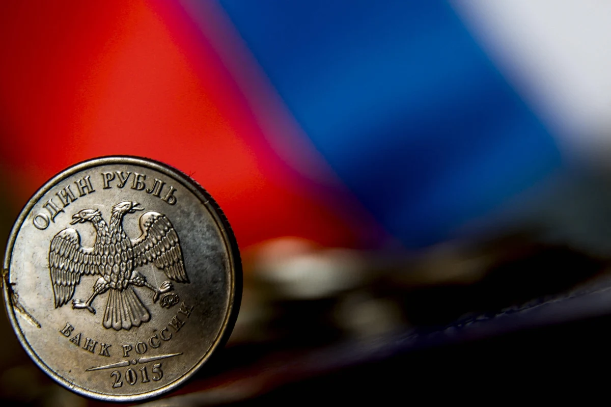 Bankructwo Rosji staje się coraz bardziej realne. Czym jest techniczne bankructwo, o którym mówi się coraz głośniej? Testem dla tej prognozy mają być dzisiejsze wydarzenia: rząd Rosji musi spłacić swoim wierzycielom ponad 100 mln dolarów z tytułu dwóch obligacji denominowanych w amerykańskiej walucie. W odpowiedzi na zachodnie sankcje rząd w Moskwie postanowił, że wypłaty będą realizowane wyłącznie w rublach. O finansowym aspekcie wojny rozmawialiśmy w radiu RMF24 z Przemysławem Kwietniem - głównym ekonomistą X-Trade Brokers. 