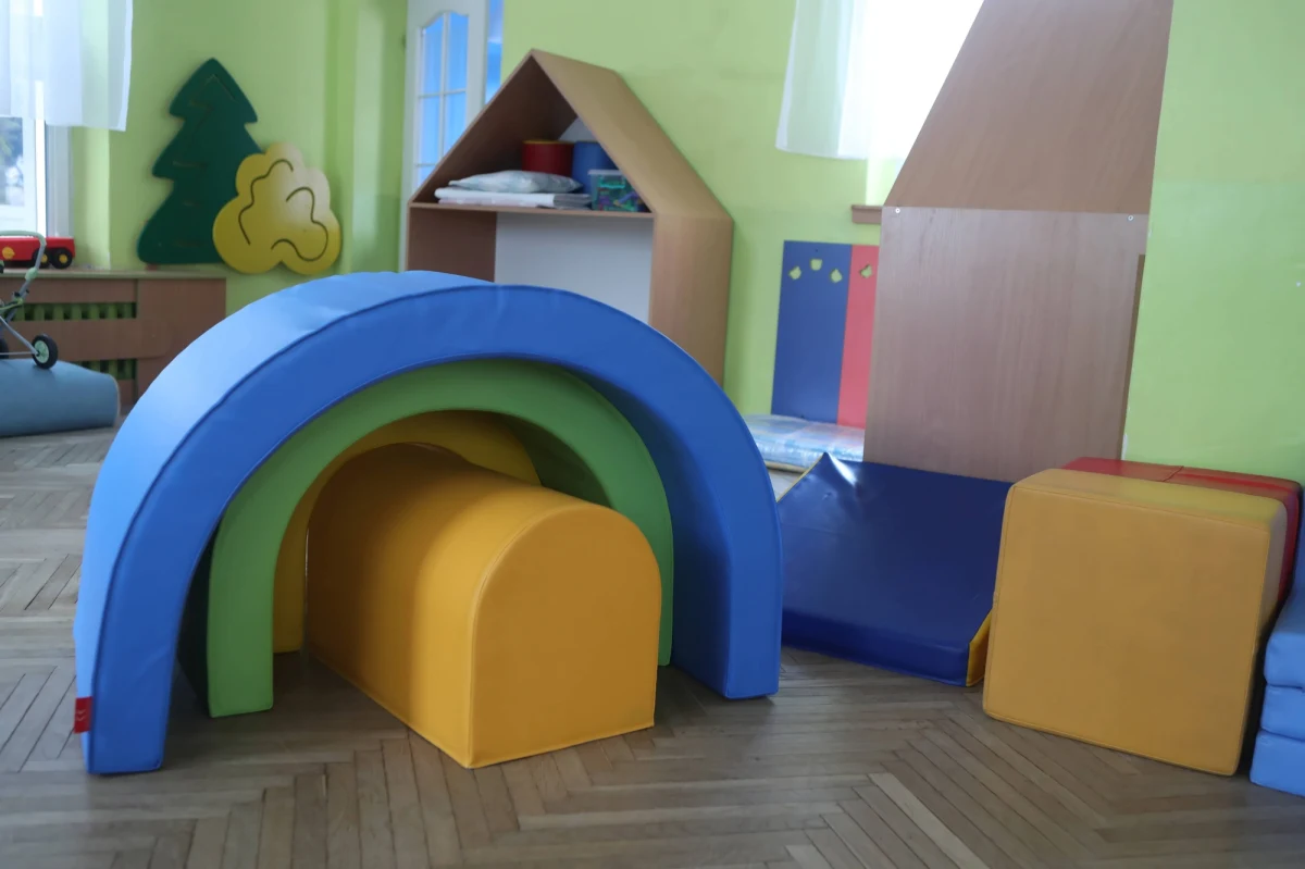 Uchwała, dzięki której możliwe byłoby zwolnienie z opłat w żłobkach uchodźców z Ukrainy, nie będzie procedowana – poinformowało biuro Rady Miasta Łodzi. Decyzja związana jest ze specustawą, która gwarantuje ukraińskim rodzinom dofinansowanie opieki nad dziećmi.