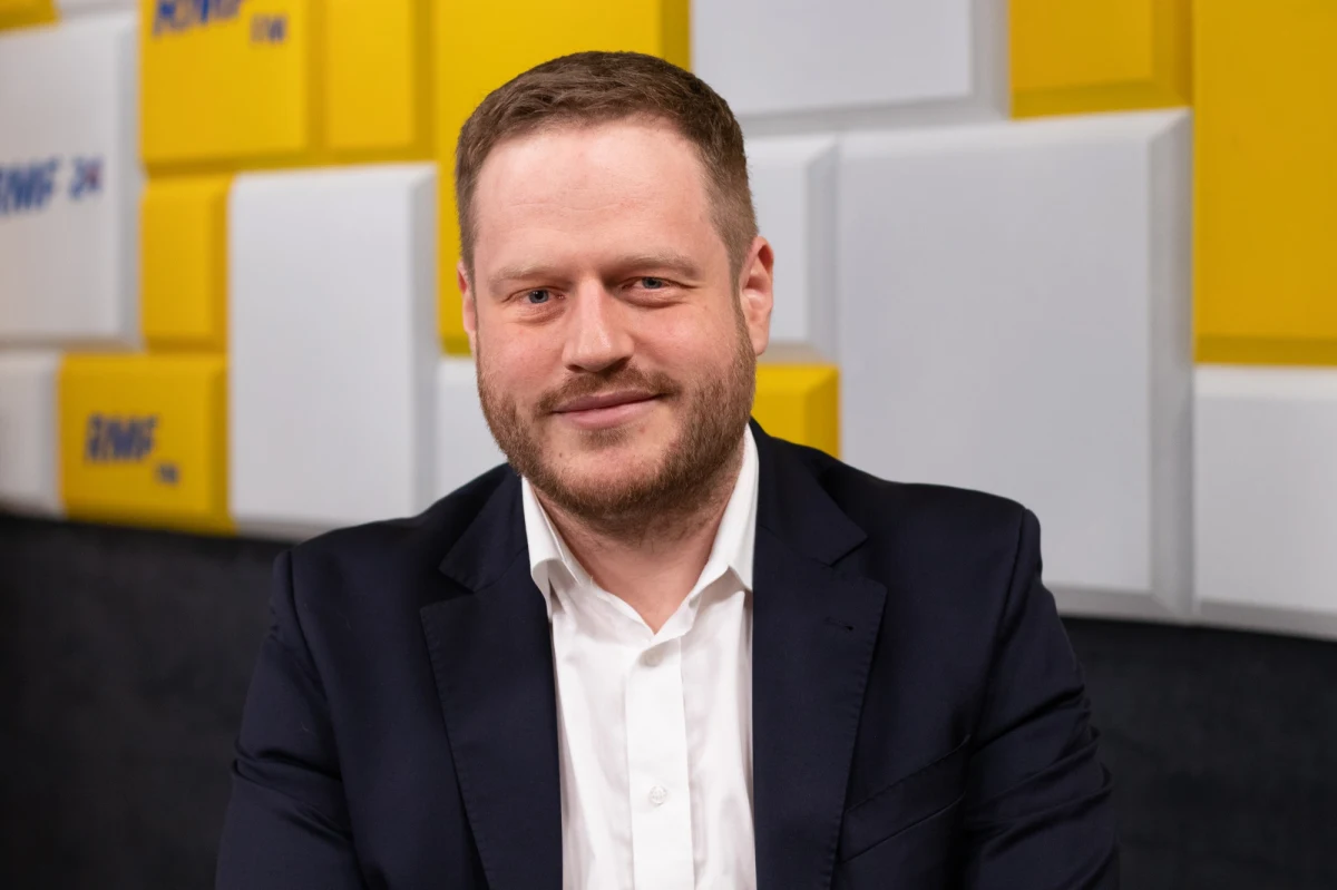 "Mamy już kilkanaście tysięcy wydanych nr PESEL" - tak o rozpoczętym dziś wydawaniu numerów PESEL dla uchodźców z Ukrainy mówił w specjalnym wydaniu Rozmowy w RMF FM Janusz Cieszyński. "Dla porównania - to jest tyle, ile wydaje się przeciętnego dnia obywatelom Polski, a jest dopiero połowa dnia" - dodawał sekretarz stanu w kancelarii premiera, pełnomocnik rządu ds. cyberbezpieczeństwa. 